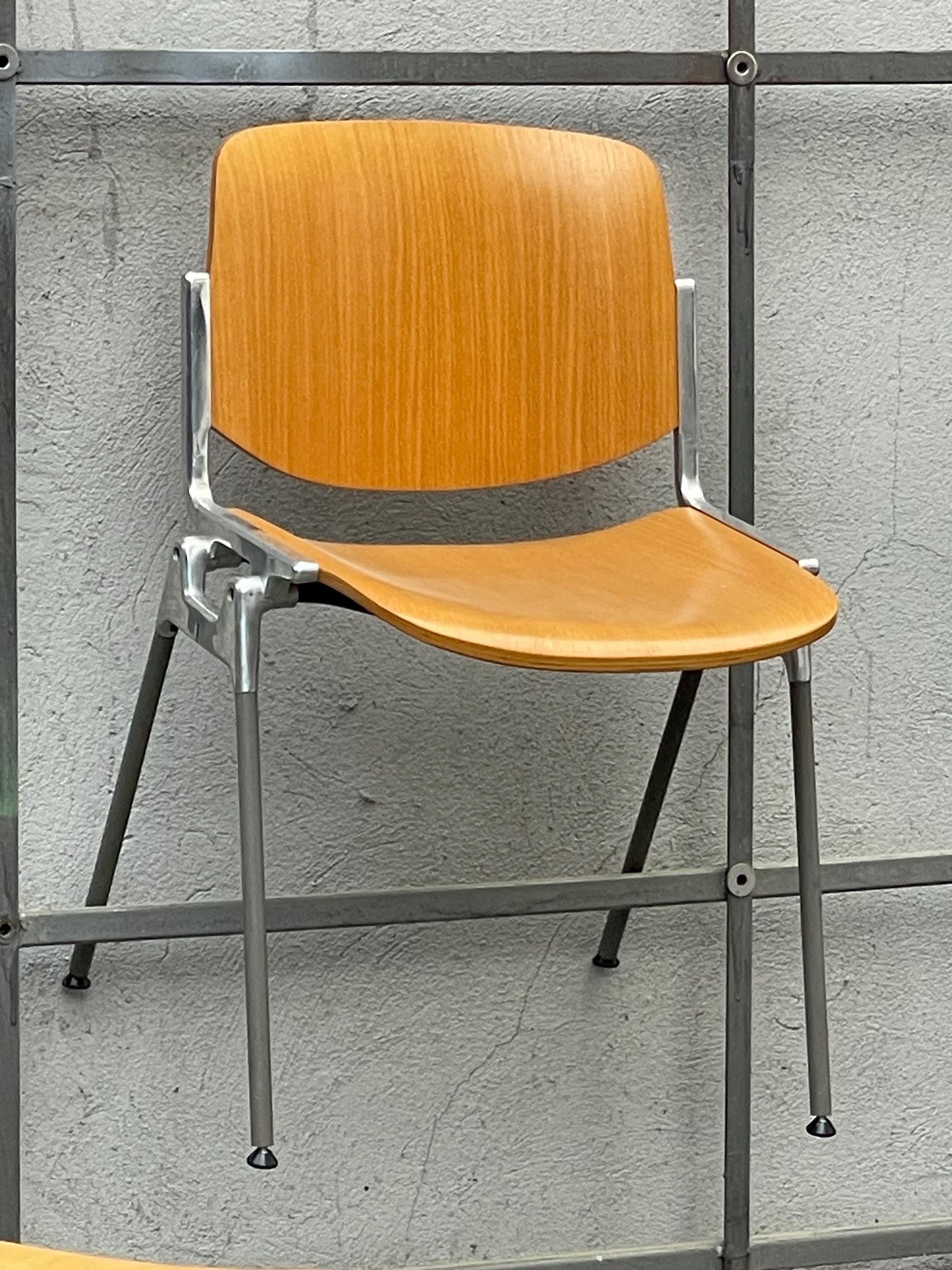 Giancarlo Piretti | Anonima Castelli | DSC 106 | Wood | stackable | Mid Century
