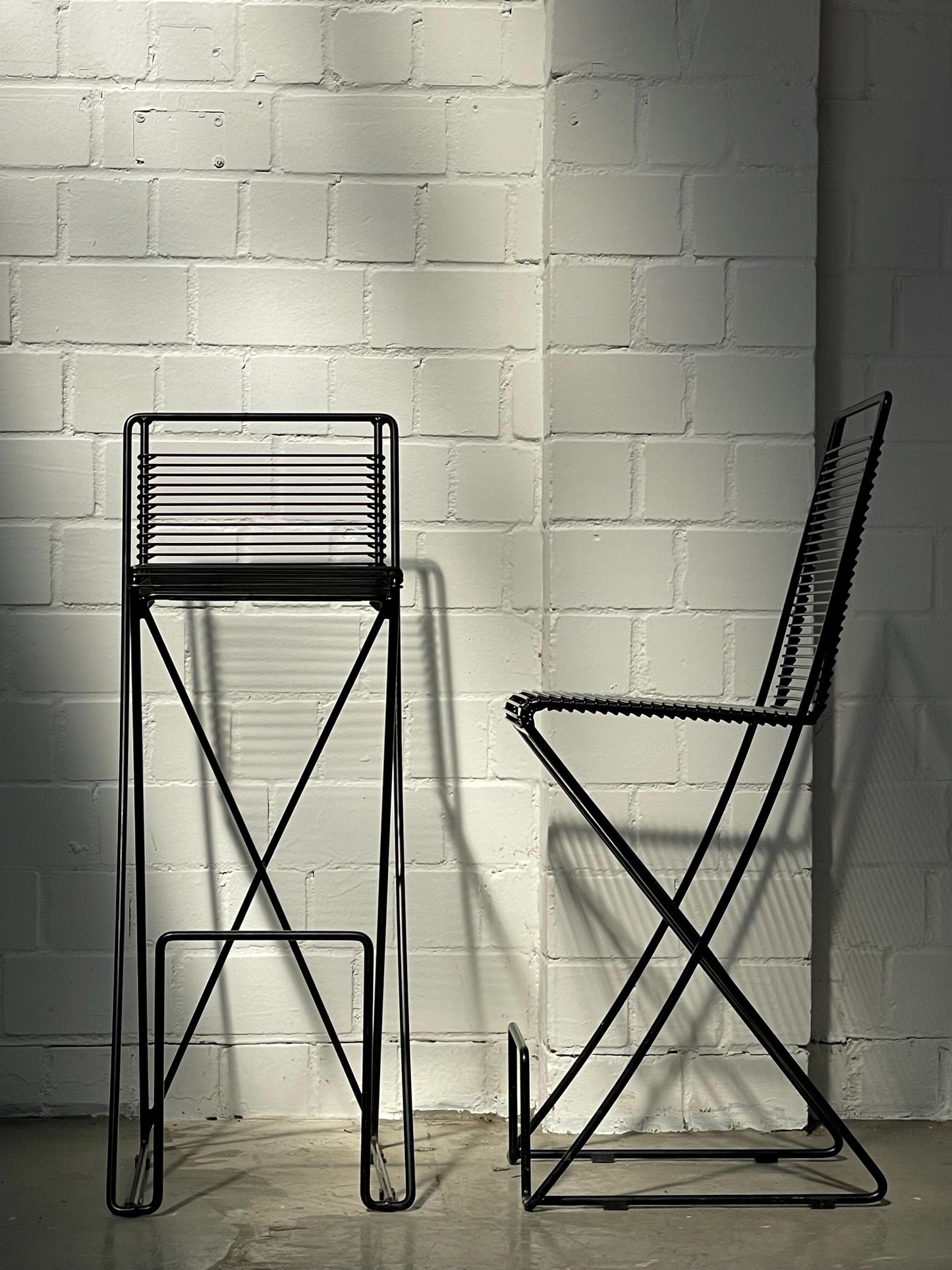 Postmoderne | Bis Behrens | Kreuzschwinger | Leiste | Tisch | Hochstühle | Barhocker