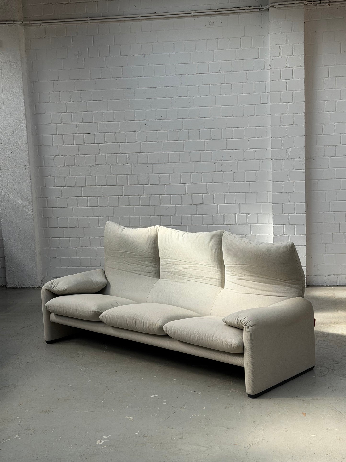 Maralunga 673/3 | Vico Magistretti | Cassina | fabric Camillo | Made in Italy | 3 seater | worldwide free shipping