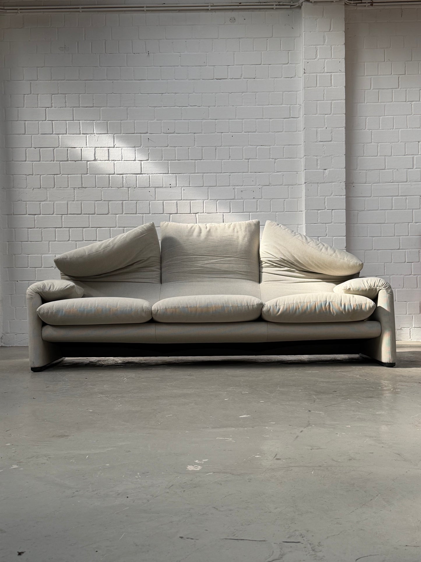 Maralunga 673/3 | Vico Magistretti | Cassina | fabric Camillo | Made in Italy | 3 seater | worldwide free shipping