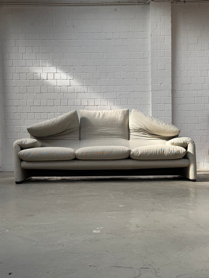 Maralunga 673/3 | Vico Magistretti | Cassina | fabric Camillo | Made in Italy | 3 seater | worldwide free shipping