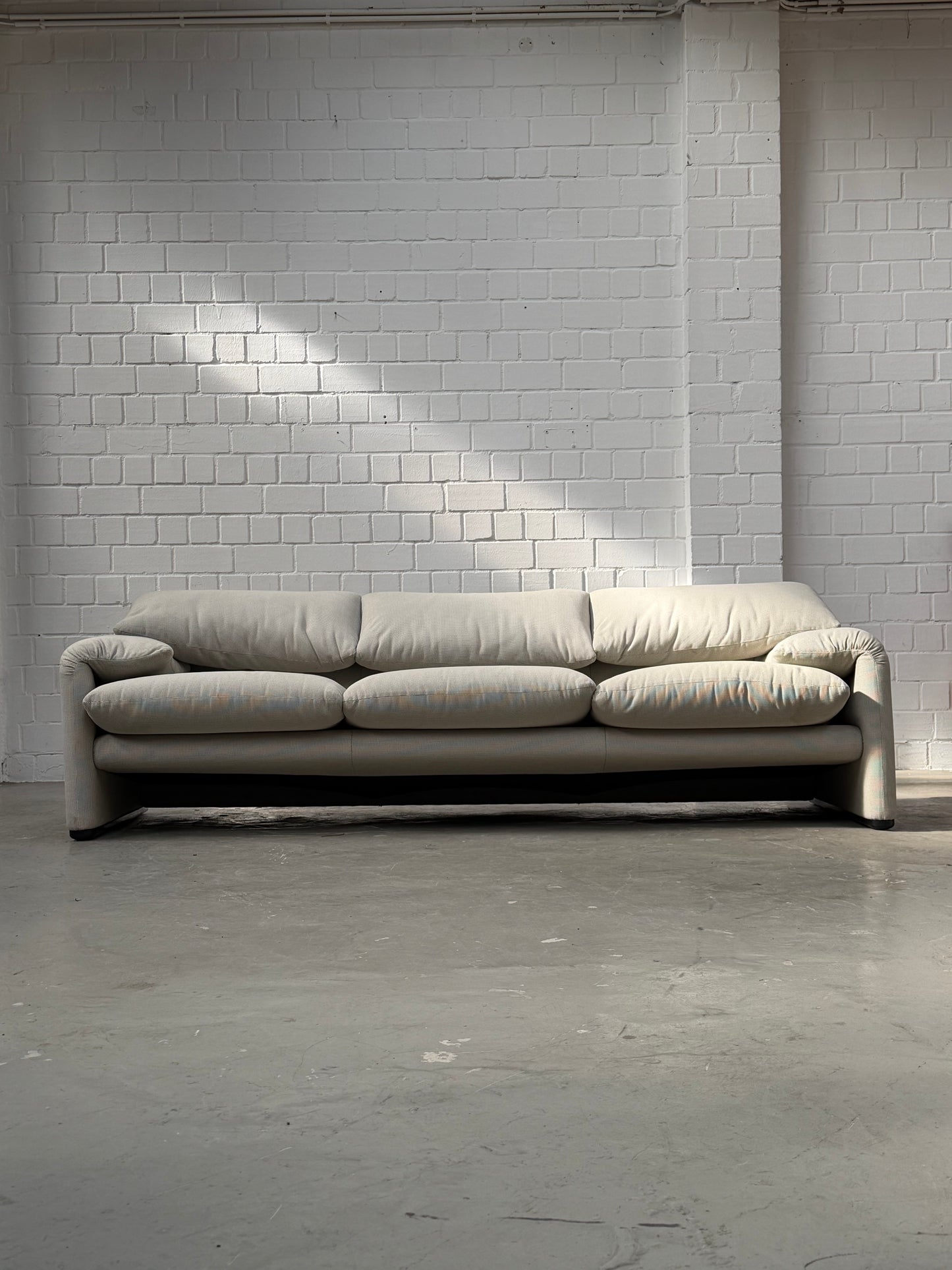 Maralunga 673/3 | Vico Magistretti | Cassina | fabric Camillo | Made in Italy | 3 seater | worldwide free shipping