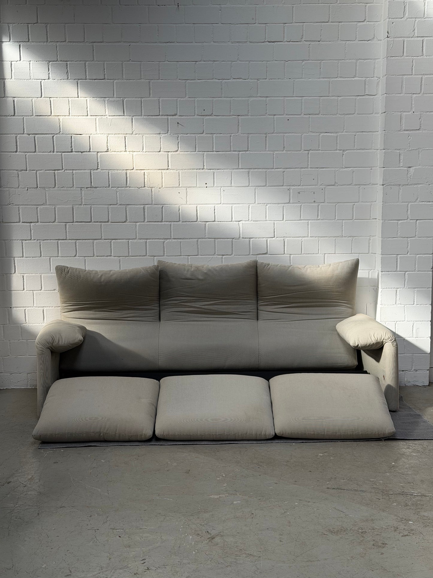 Maralunga 673/3 | Vico Magistretti | Cassina | fabric Camillo | Made in Italy | 3 seater | worldwide free shipping