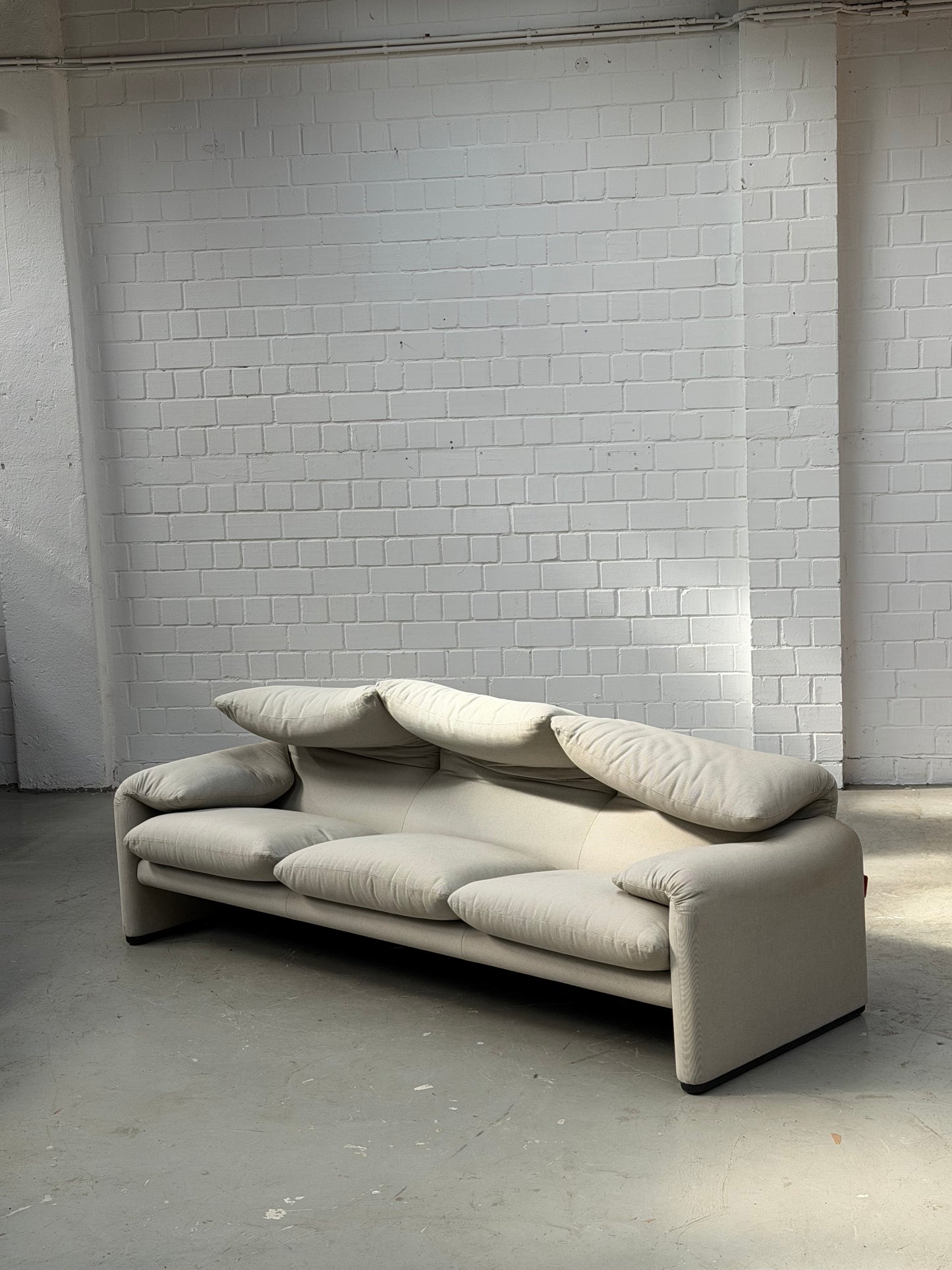 Maralunga 673/3 | Vico Magistretti | Cassina | fabric Camillo | Made in Italy | 3 seater | worldwide free shipping