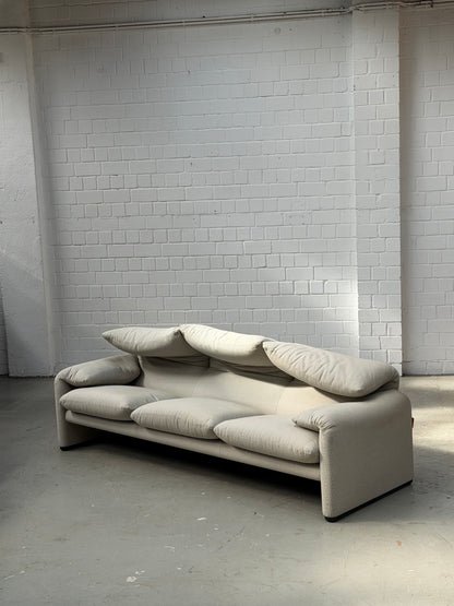 Maralunga 673/3 | Vico Magistretti | Cassina | fabric Camillo | Made in Italy | 3 seater | worldwide free shipping