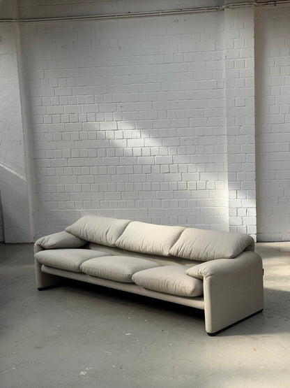 Maralunga 673/3 | Vico Magistretti | Cassina | fabric Camillo | Made in Italy | 3 seater | worldwide free shipping