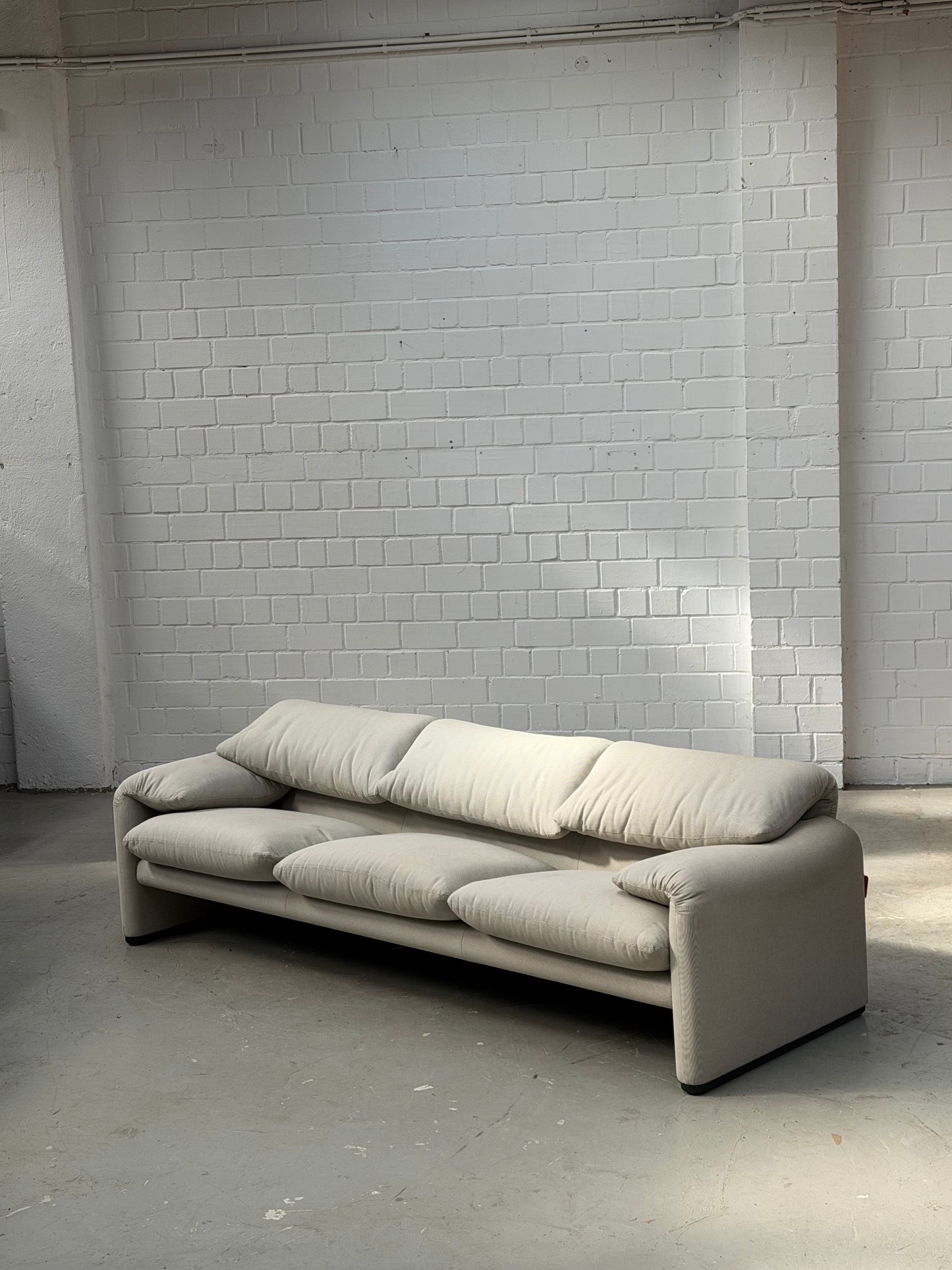 Maralunga 673/3 | Vico Magistretti | Cassina | fabric Camillo | Made in Italy | 3 seater | worldwide free shipping