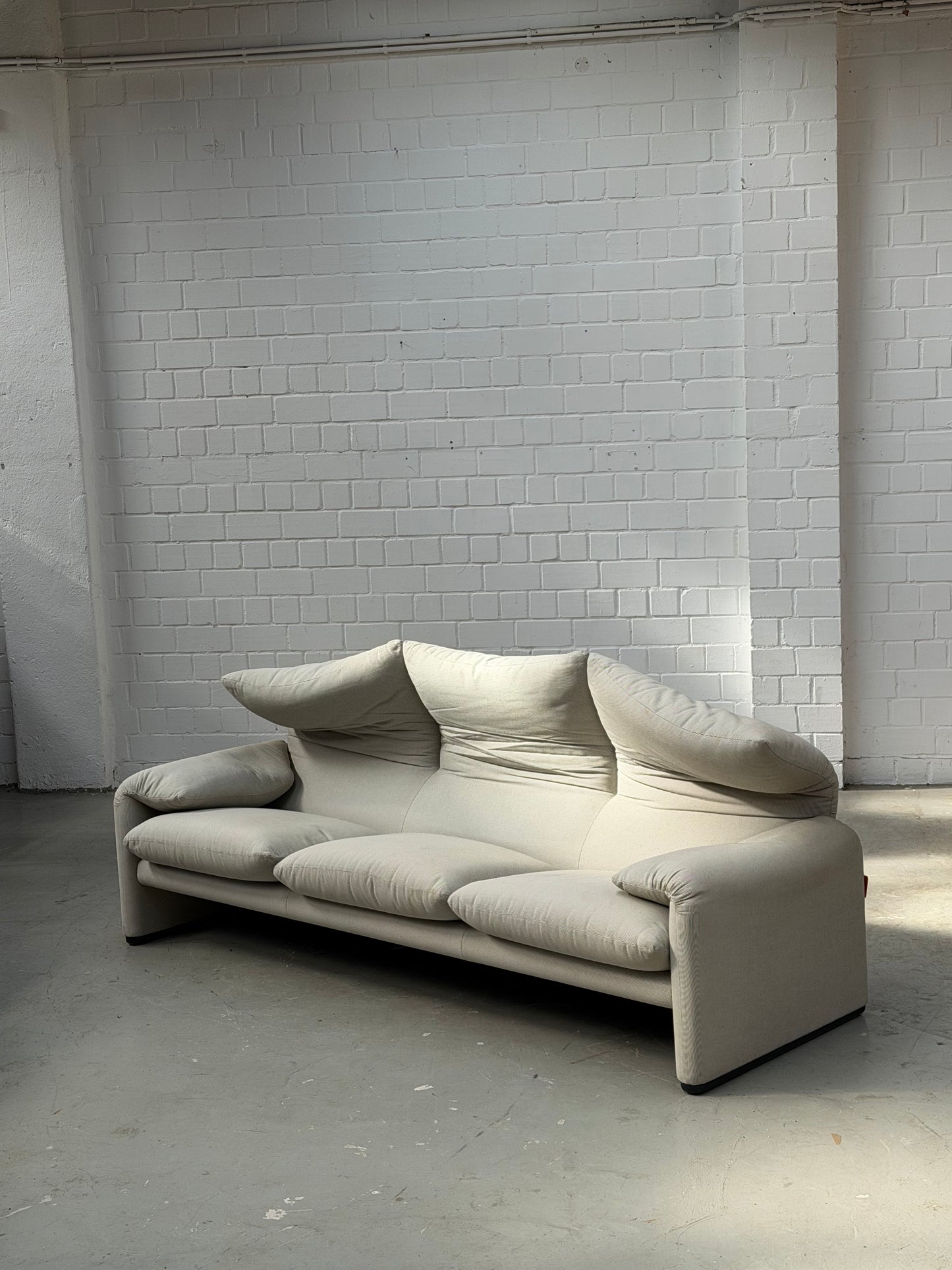 Maralunga 673/3 | Vico Magistretti | Cassina | fabric Camillo | Made in Italy | 3 seater | worldwide free shipping