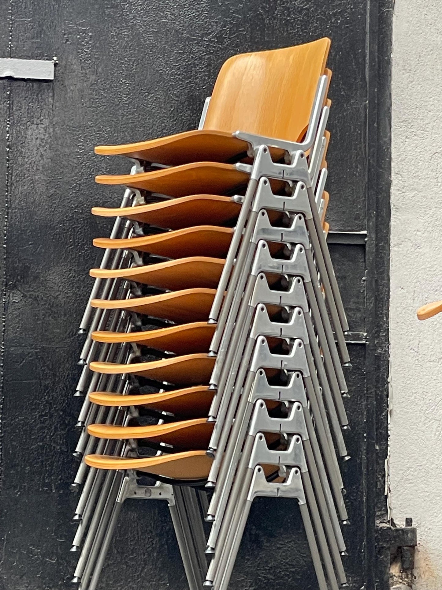 Giancarlo Piretti | Anonima Castelli | DSC 106 | Wood | stackable | Mid Century