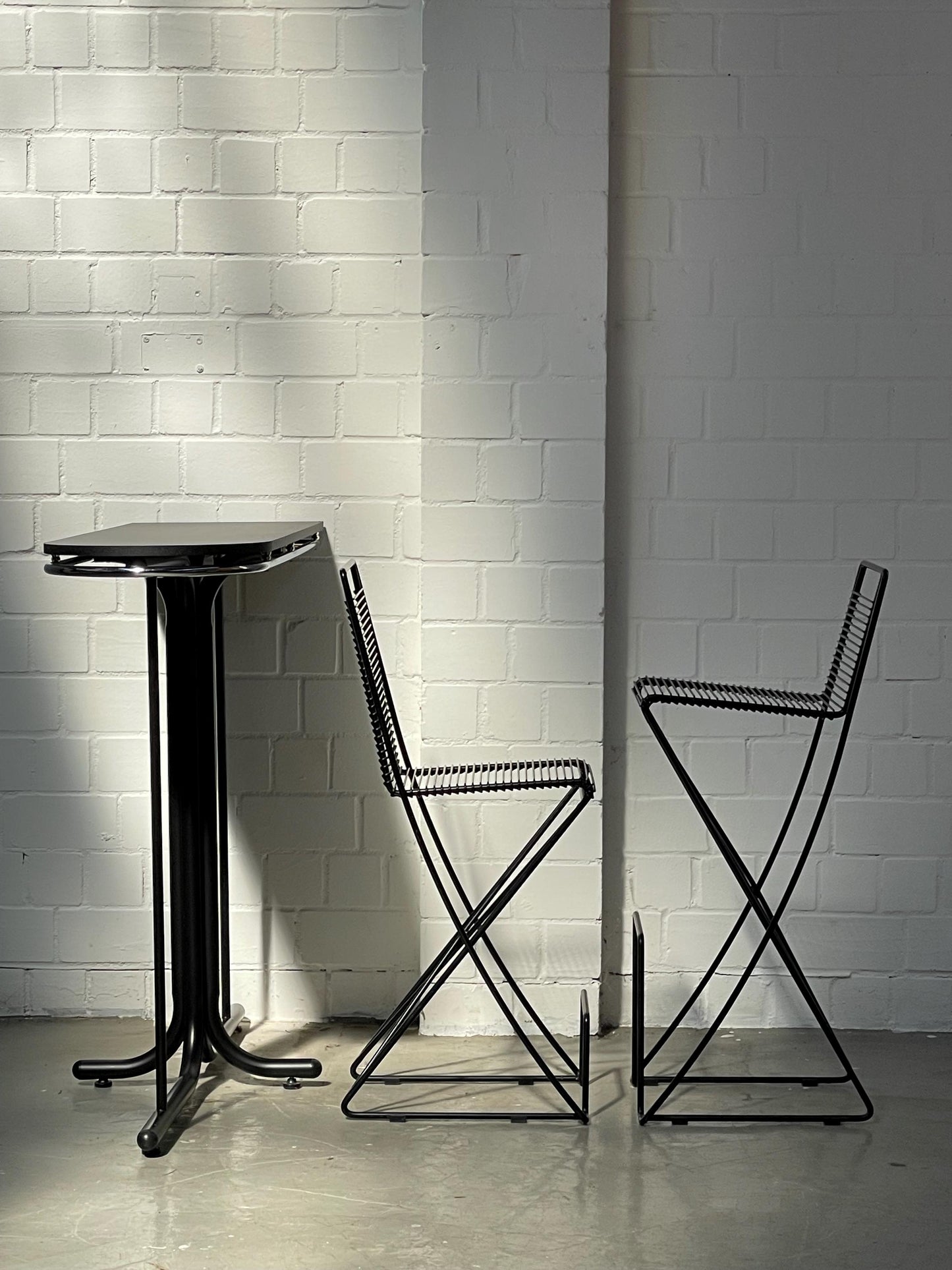 Postmoderne | Bis Behrens | Kreuzschwinger | Leiste | Tisch | Hochstühle | Barhocker