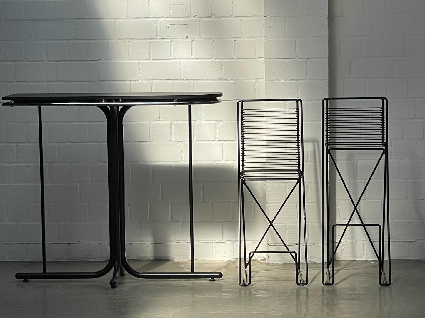 Postmoderne | Bis Behrens | Kreuzschwinger | Leiste | Tisch | Hochstühle | Barhocker