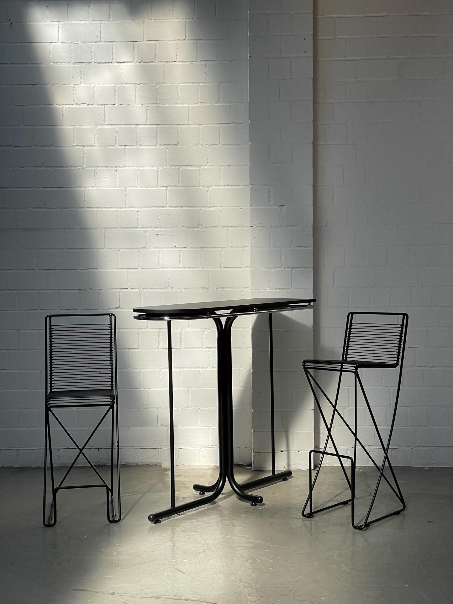 Postmoderne | Bis Behrens | Kreuzschwinger | Leiste | Tisch | Hochstühle | Barhocker