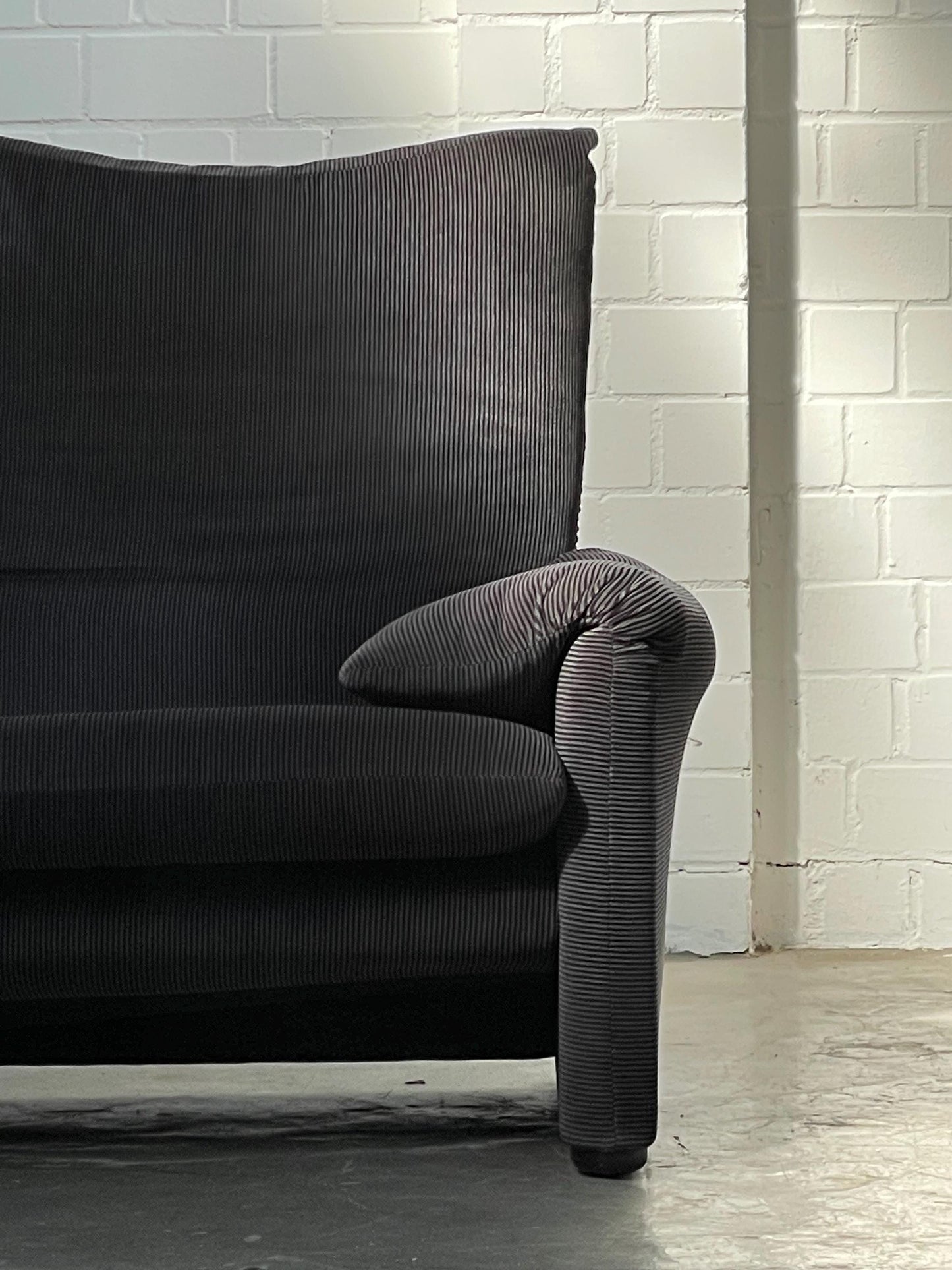 Cassina Maralunga Sofa by Vico Magistretti | Striped 2-Seater | Black and Anthrazit | 675 Maralunga