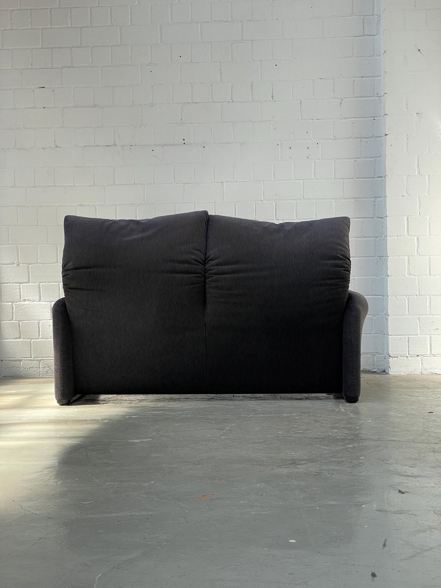 Cassina Maralunga Sofa by Vico Magistretti | Striped 2-Seater | Black and Anthrazit | 675 Maralunga