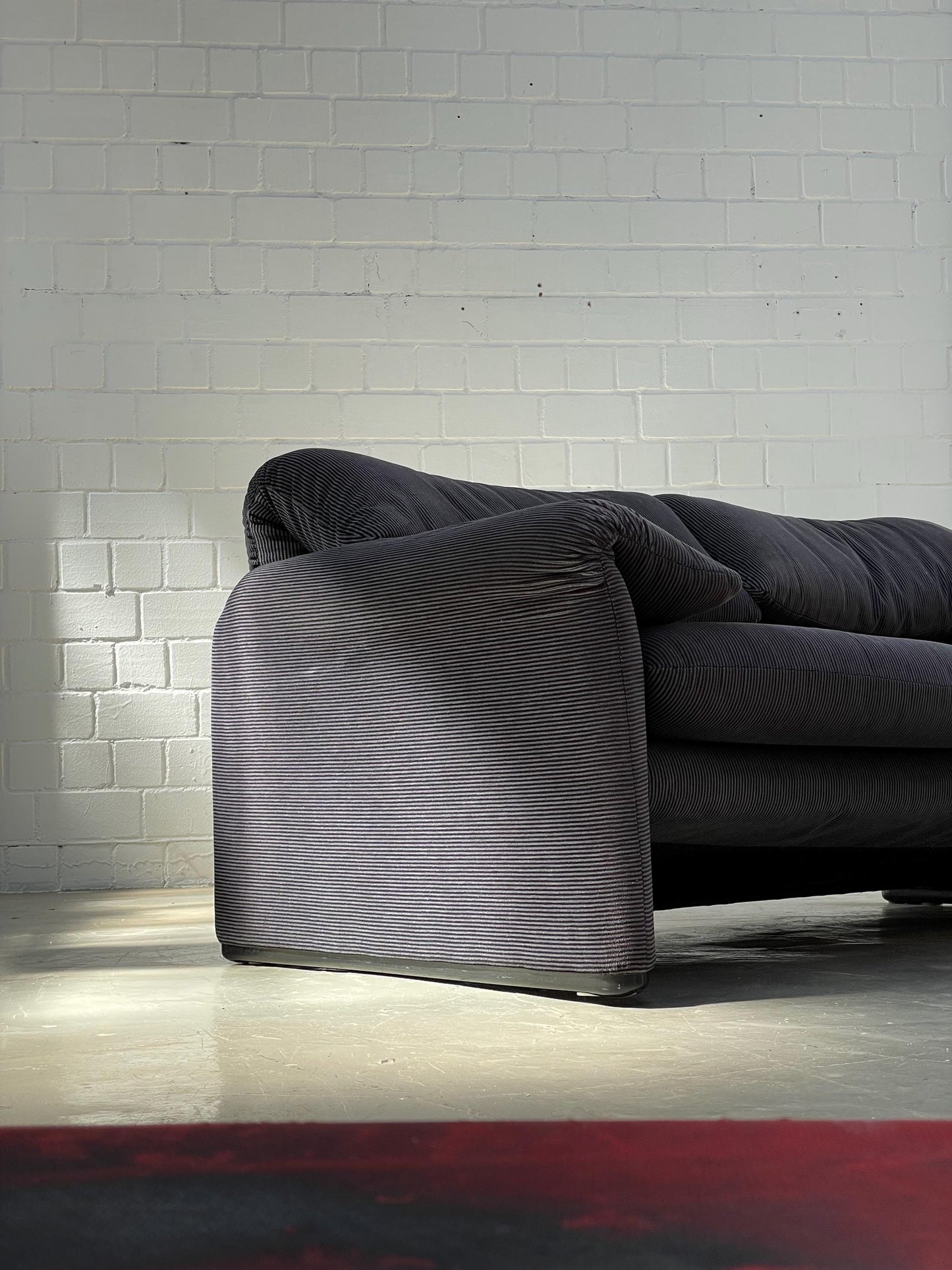 Cassina Maralunga Sofa by Vico Magistretti | Striped 2-Seater | Black and Anthrazit | 675 Maralunga