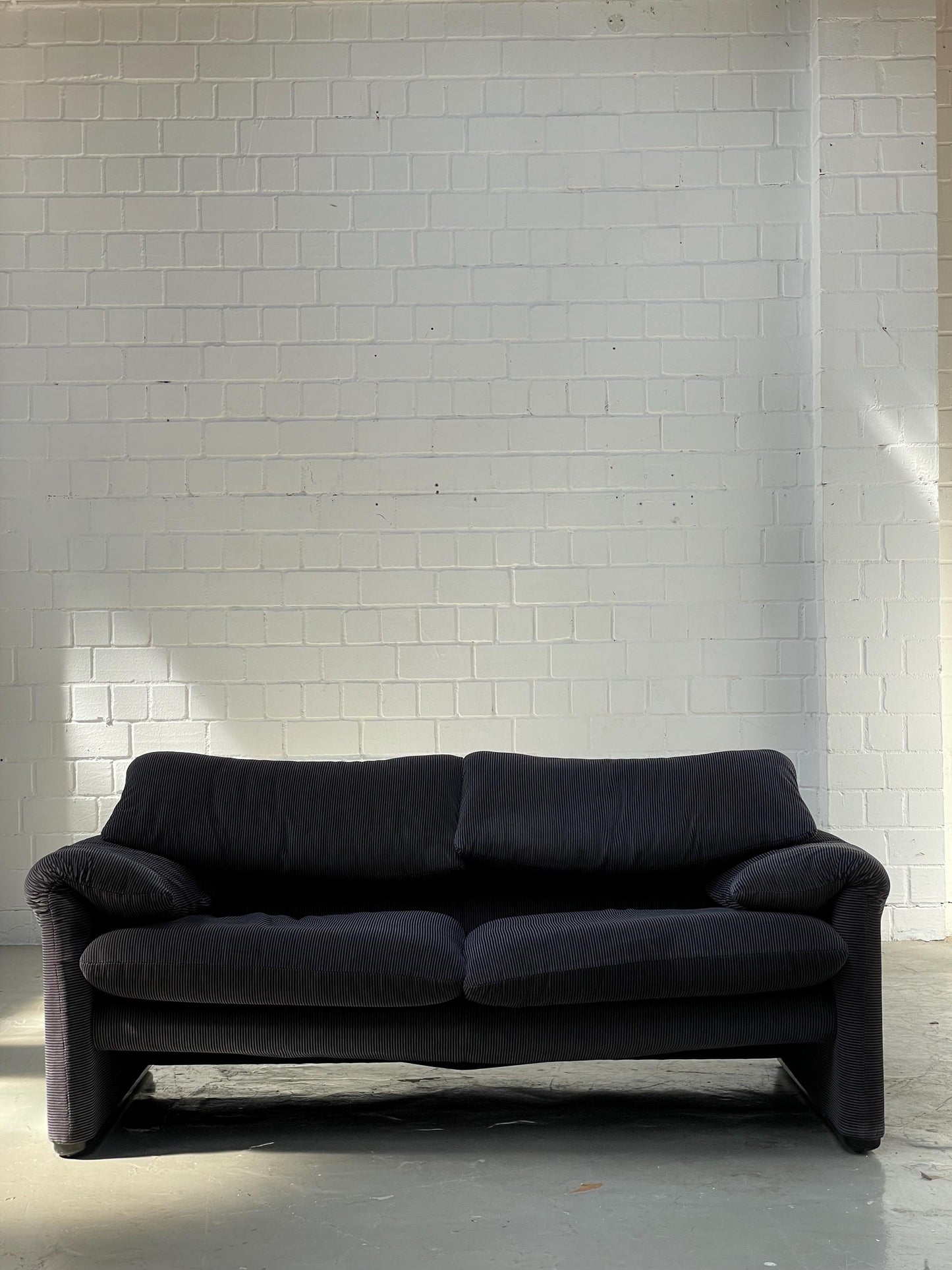 Cassina Maralunga Sofa by Vico Magistretti | Striped 2-Seater | Black and Anthrazit | 675 Maralunga