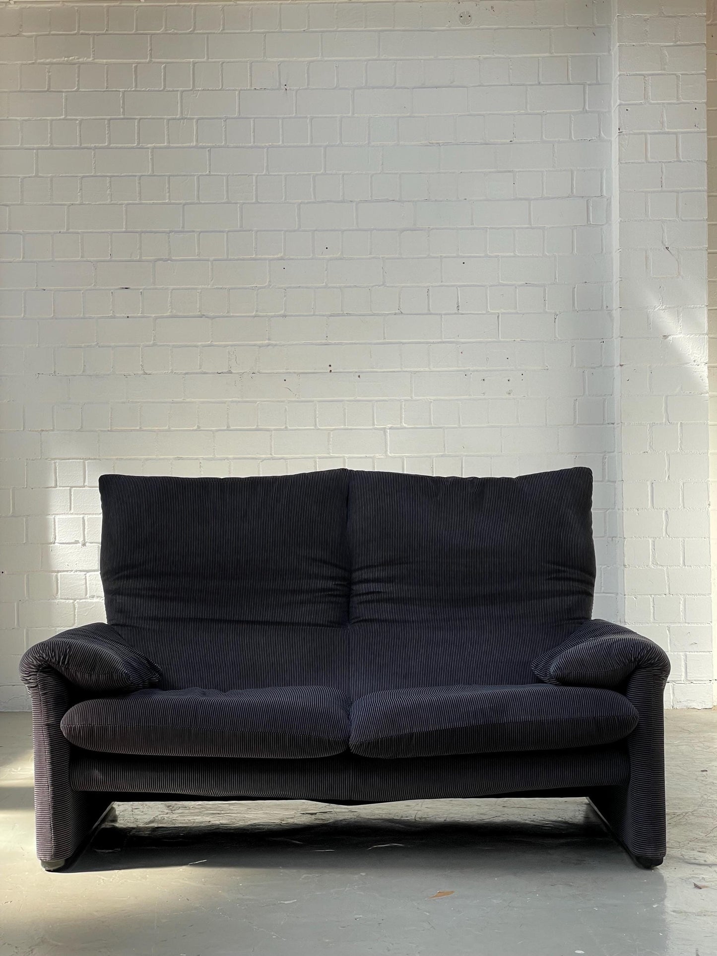 Cassina Maralunga Sofa by Vico Magistretti | Striped 2-Seater | Black and Anthrazit | 675 Maralunga