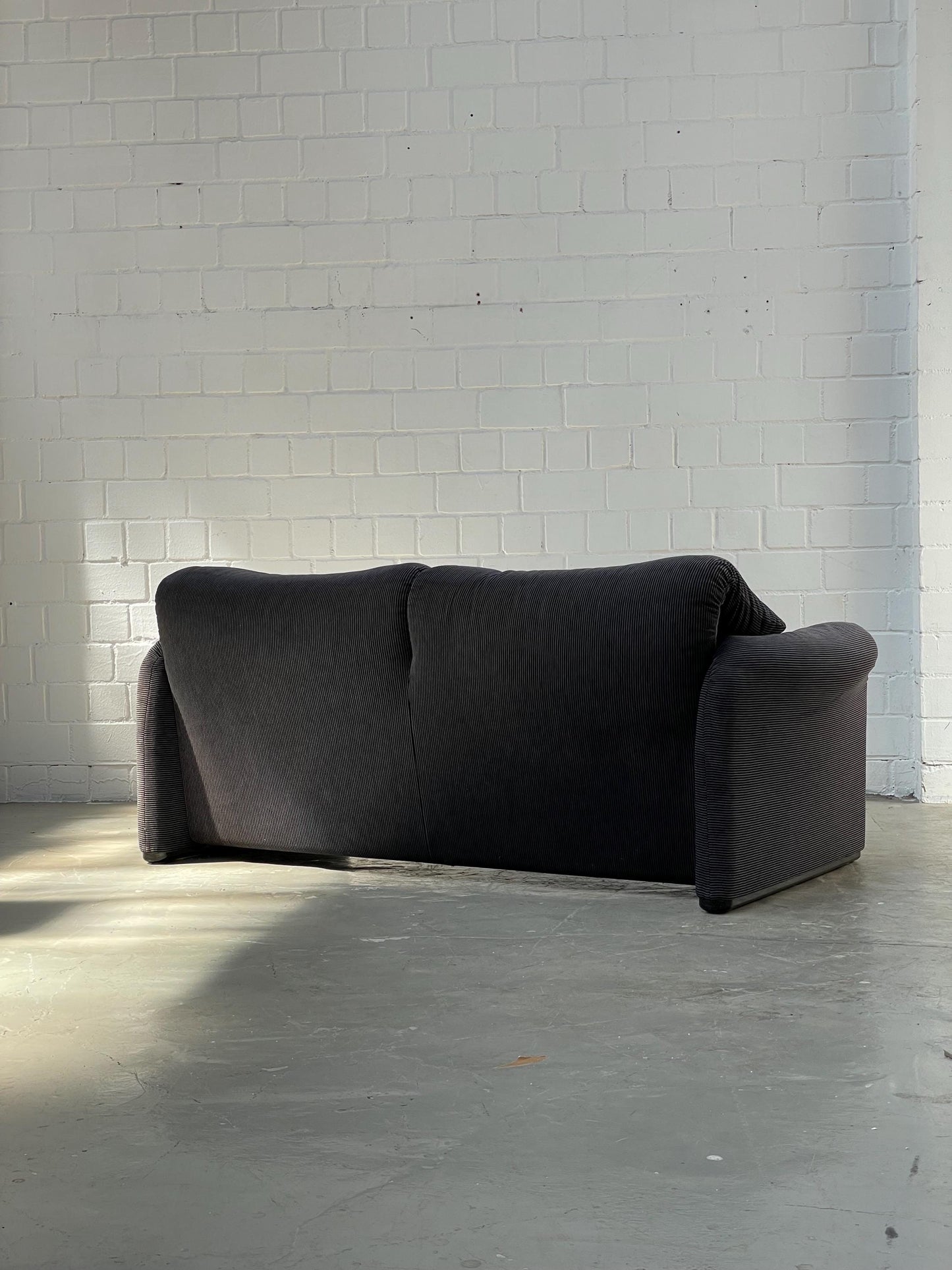 Cassina Maralunga Sofa by Vico Magistretti | Striped 2-Seater | Black and Anthrazit | 675 Maralunga