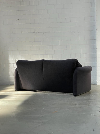 Cassina Maralunga Sofa by Vico Magistretti | Striped 2-Seater | Black and Anthrazit | 675 Maralunga