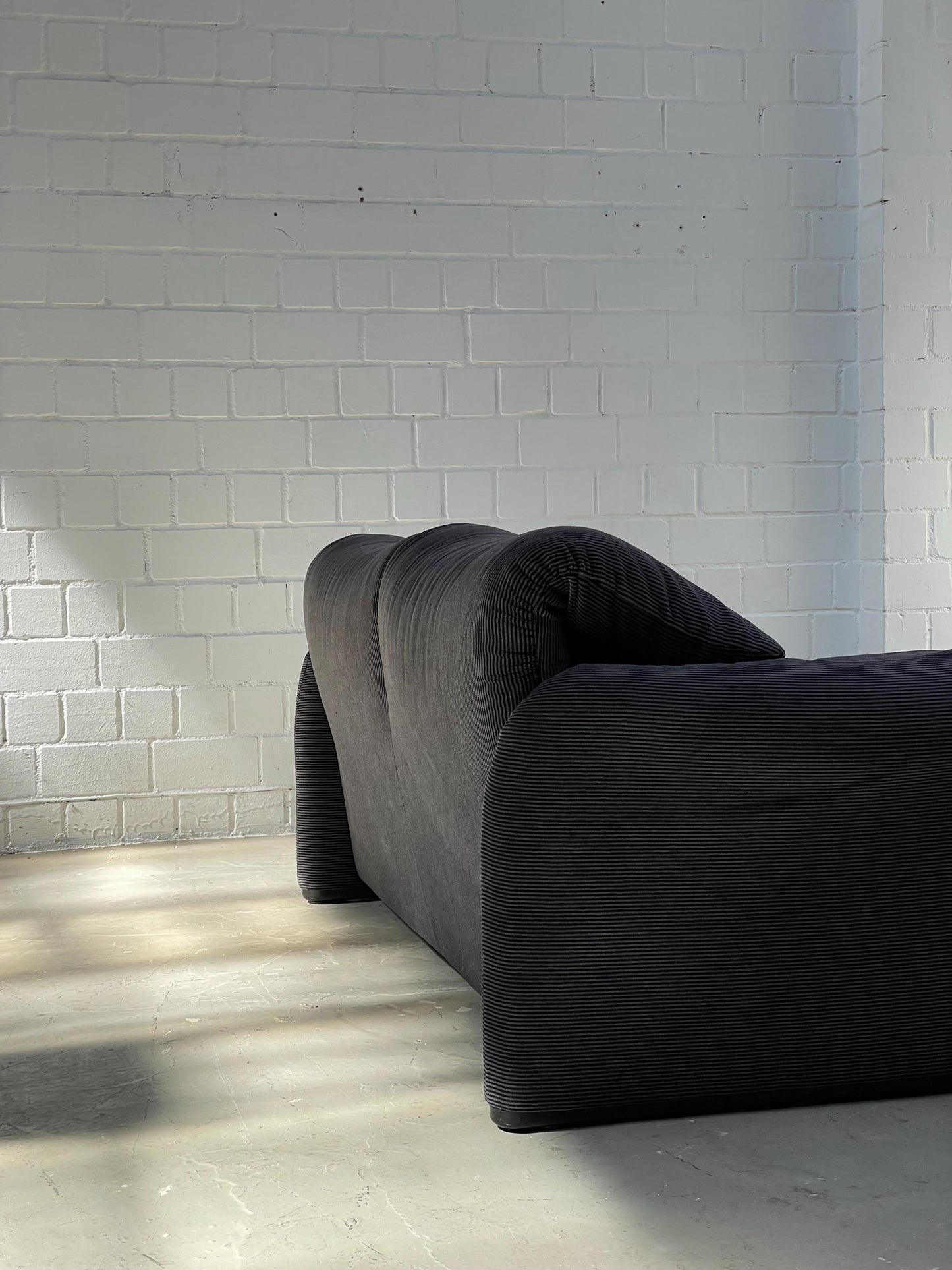 Cassina Maralunga Sofa by Vico Magistretti | Striped 2-Seater | Black and Anthrazit | 675 Maralunga