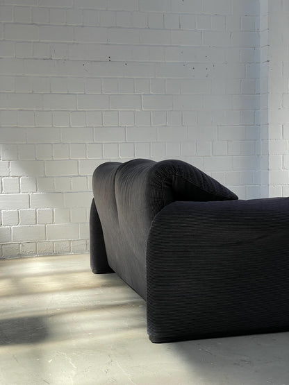 Cassina Maralunga Sofa by Vico Magistretti | Striped 2-Seater | Black and Anthrazit | 675 Maralunga
