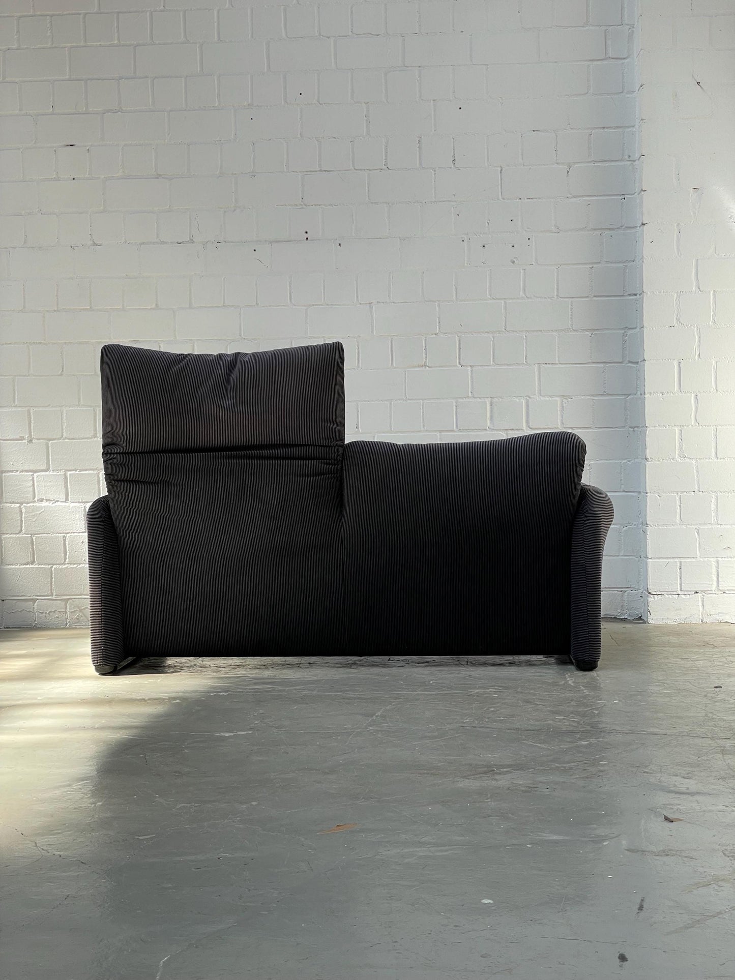 Cassina Maralunga Sofa by Vico Magistretti | Striped 2-Seater | Black and Anthrazit | 675 Maralunga