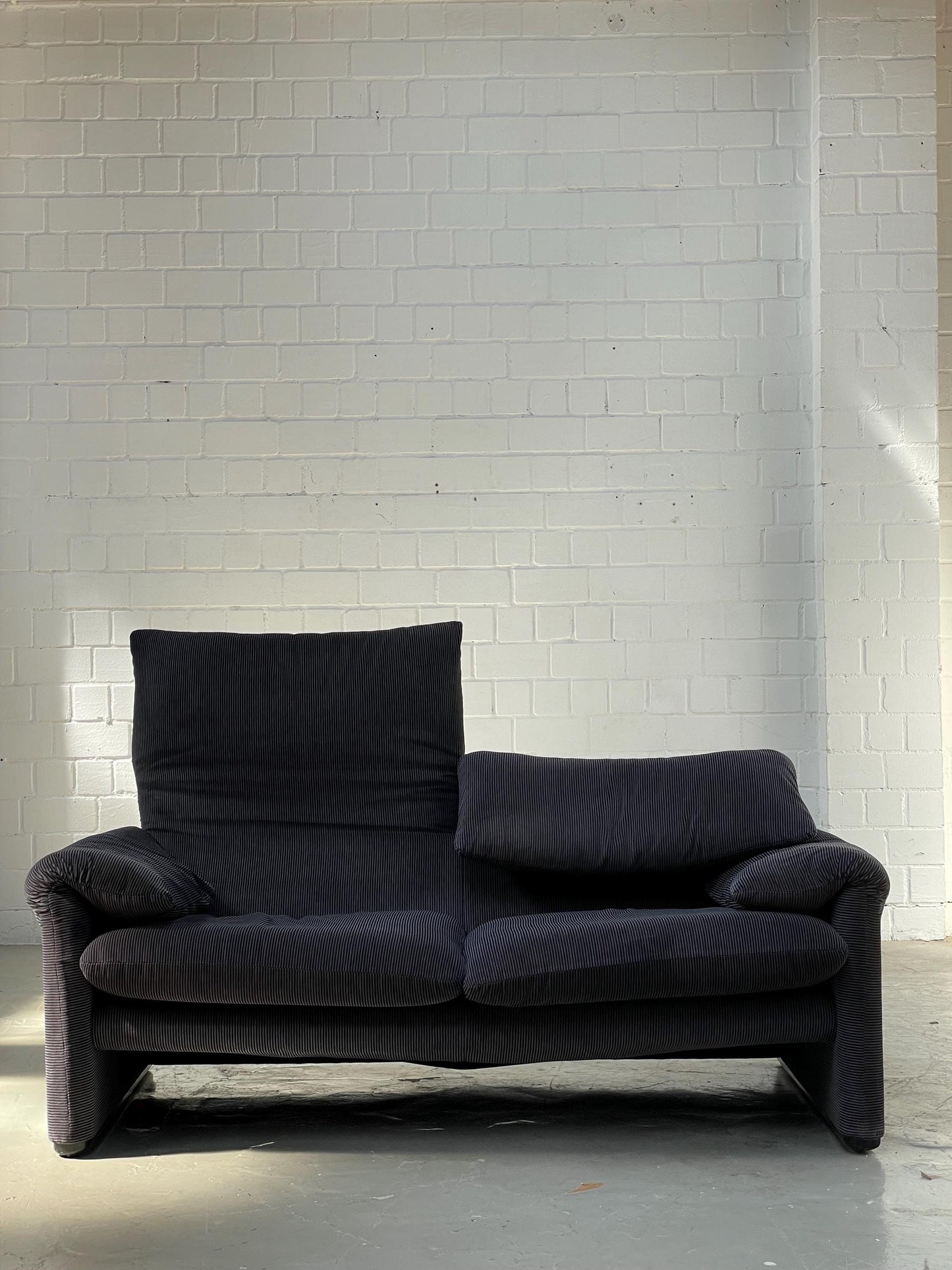 Cassina Maralunga Sofa by Vico Magistretti | Striped 2-Seater | Black and Anthrazit | 675 Maralunga