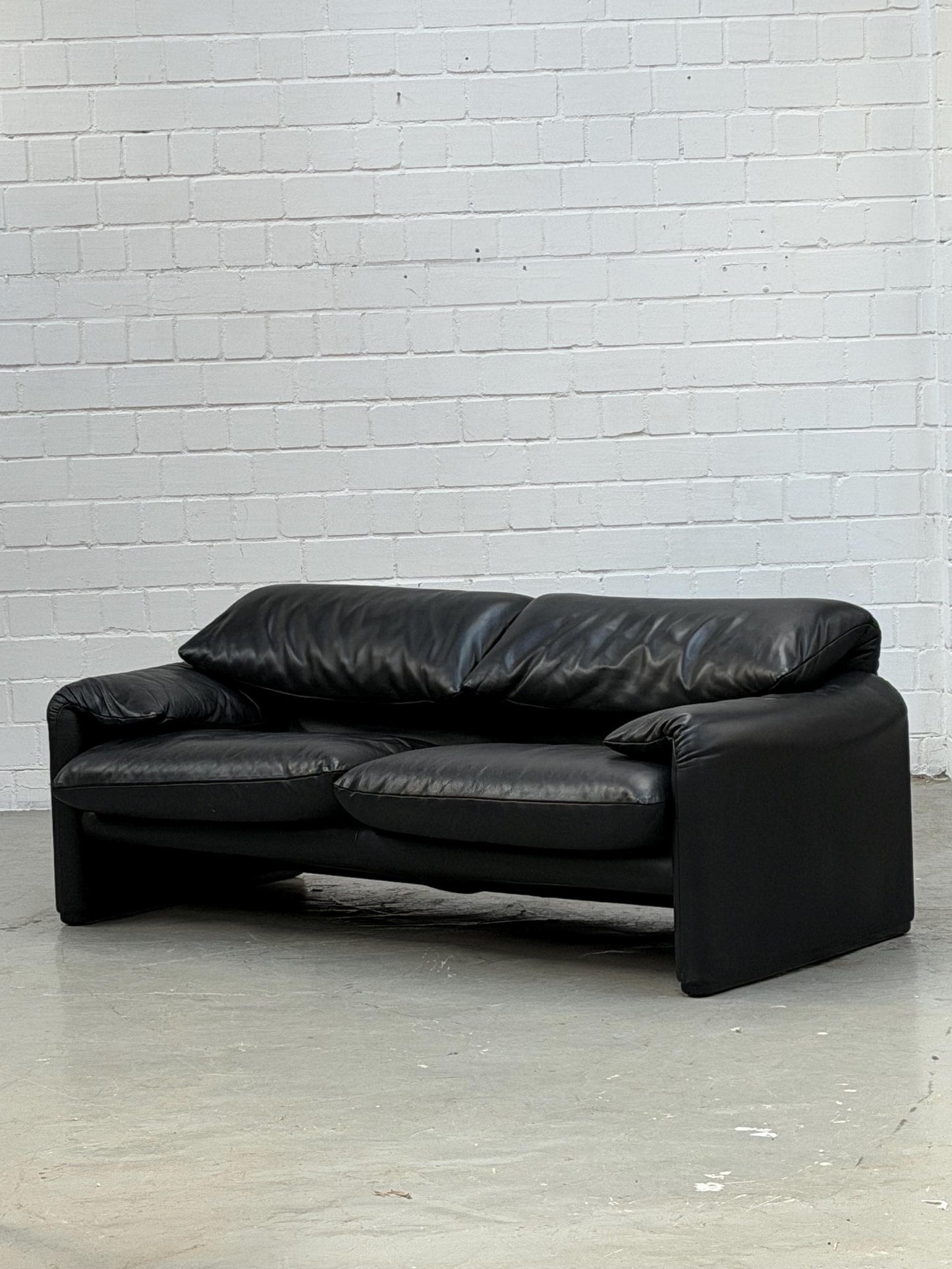 675 Maralunga | Vico Magistretti | Cassina | black Leather | Made in Italy