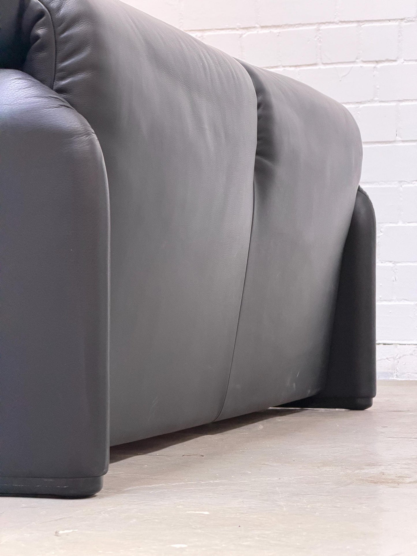 675 Maralunga | Vico Magistretti | Cassina | black Leather | Made in Italy